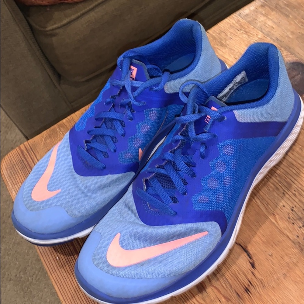 nike royal blue sneakers with coral accent